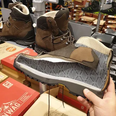 V tomto obchode rozrezali topánku, aby zákazníkom ukázali, ako je vyrobená