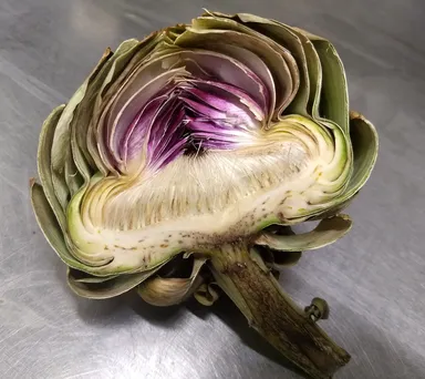 Toto je artičoka rozrezaná napoly