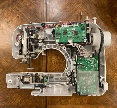 Takto vyzerá zvnútra počítačom riadený šijací stroj