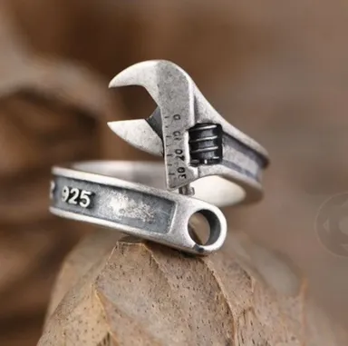 Dizajnéri nezabudli ani na drsných mužov, ktorí sa tiež radi ozdobia. Pre nich sú určené skôr hrubšie, no originálne kúsky.