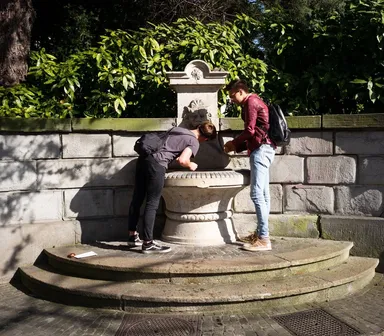 Vodu možno piť priamo z fontán