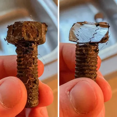 Skrutka a matica, zmontované pred 30 rokmi, zvonka a zvnútra