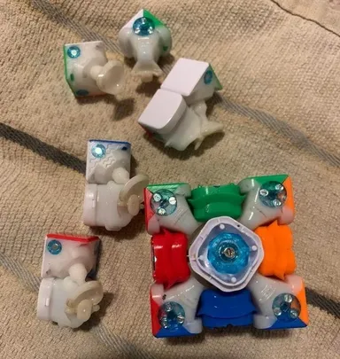 Ako vyzerá zvnútra dobre vyrobená profesionálna Rubikova kocka