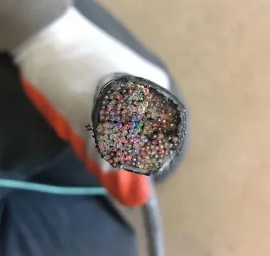 Takto vyzerá v reze 100-párový telefónny kábel