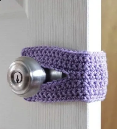 Tlmič na kľučku dverí