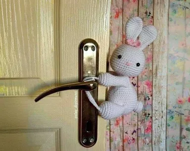 Tlmič na kľučku dverí