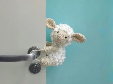 Tlmič na kľučku dverí