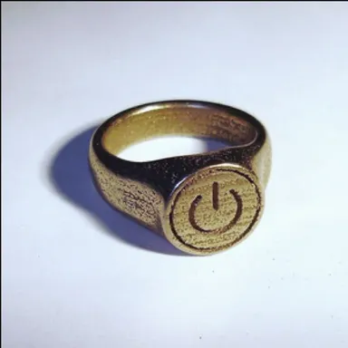 Dizajnéri nezabudli ani na drsných mužov, ktorí sa tiež radi ozdobia. Pre nich sú určené skôr hrubšie, no originálne kúsky.