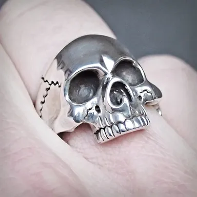 Ak radi potrápite nervy sebe aj iným, možno vás oslovia prstene v tvare kostry alebo lebky.