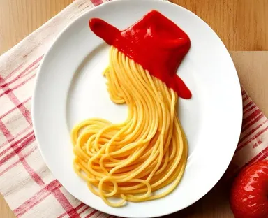 Krásna blondínka v nádhernom klobúku.