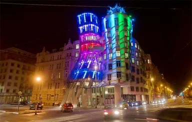 Tancujúci dom v Prahe (Česko)