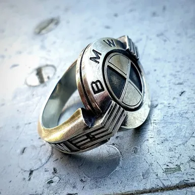 Dizajnéri nezabudli ani na drsných mužov, ktorí sa tiež radi ozdobia. Pre nich sú určené skôr hrubšie, no originálne kúsky.