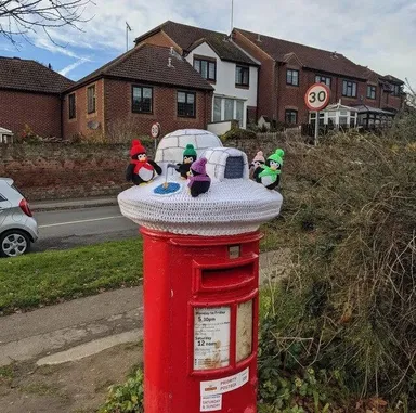 „Každý rok 1. decembra niekto ozdobí poštovú schránku na mojej ulici pletenou čiapočkou. Tento rok — najlepšia!“