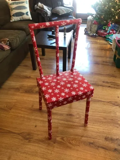 „Toto nie je stolička. Takto som kreatívne zabalila kabát pre otca“