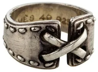 Dizajnéri nezabudli ani na drsných mužov, ktorí sa tiež radi ozdobia. Pre nich sú určené skôr hrubšie, no originálne kúsky.